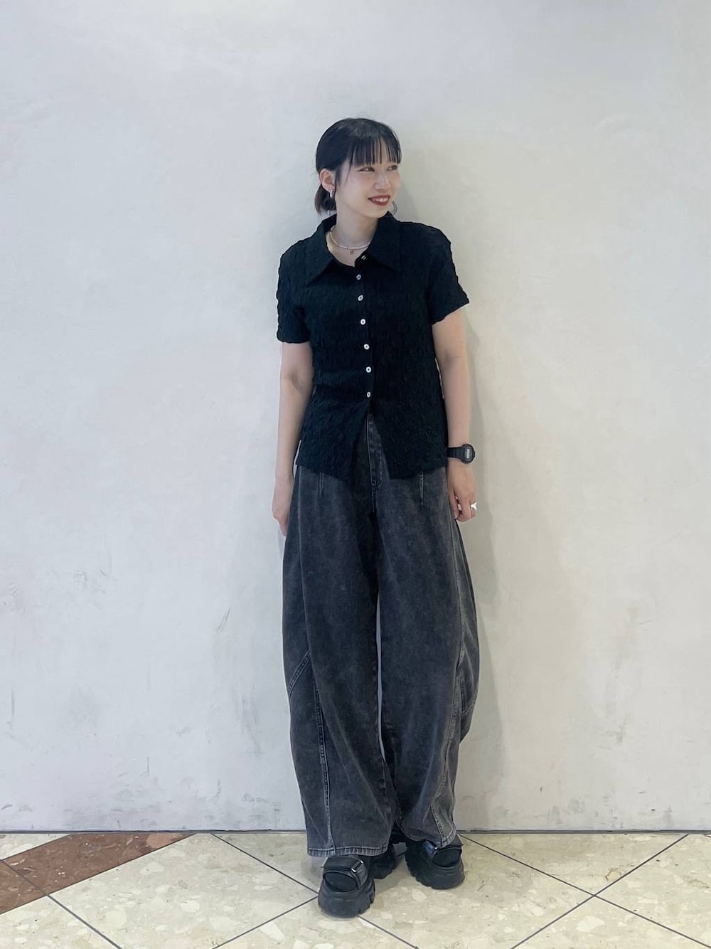ブラック系のデニムパンツ、ブラック系のサンダル、ブラック系のシャツ/ブラウスを着用したレディースの春コーディネートの1枚目の写真