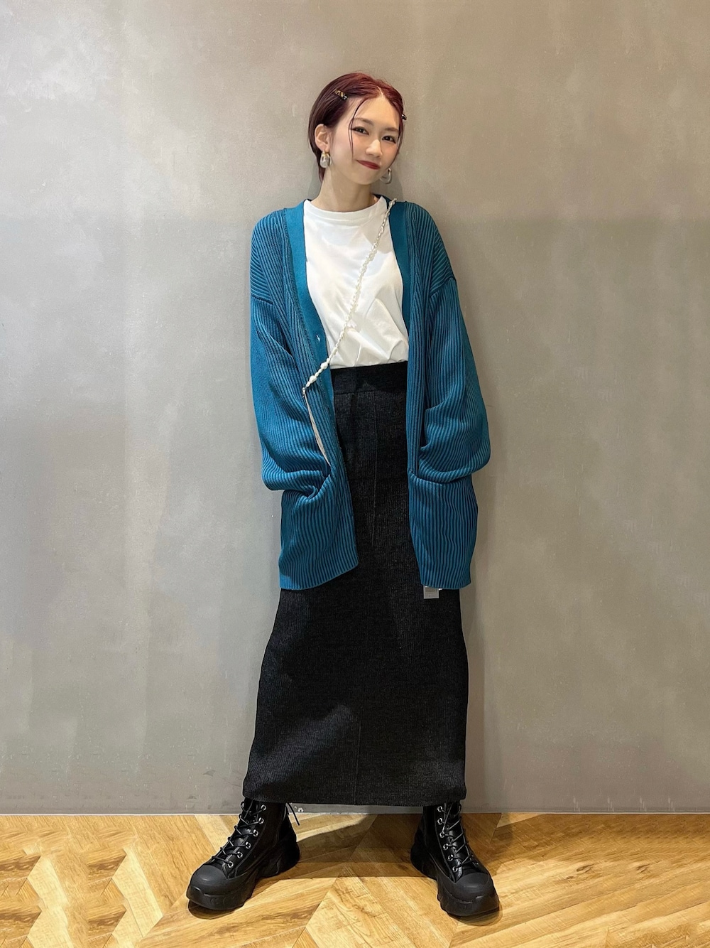 「大人カジュアル、ゆるコーデ、カーディガン、春コーデ、スカート、タイトスカート、シンプルコーデ、グリーン、オトナカジュアル、おしゃれさんと繋がりたい、JEANASiS」｜「PAGEBOYのルーズロンT（Tシャツ/カットソー、ホワイト系）」を使った、tagochiさん（骨格ウェーブ・レディース・159cm）の冬コーディネートの1枚目の写真