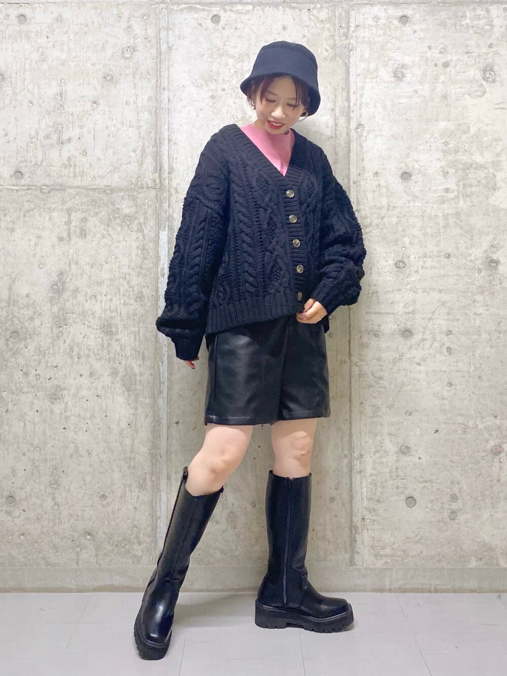 ブラック系のブーツ、ブラック系のその他パンツ、ブラック系のニット/セーターを着用したレディースの秋コーディネートの1枚目の写真