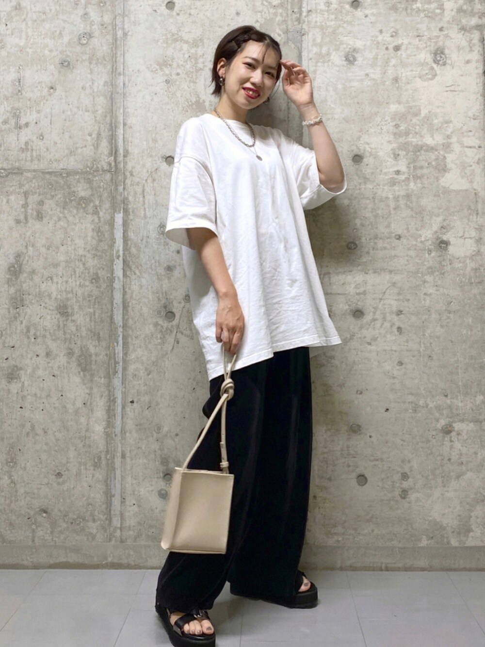 ホワイト系のTシャツ/カットソー、その他のサンダル、ブラック系のその他パンツを着用したレディースの夏コーディネートの1枚目の写真