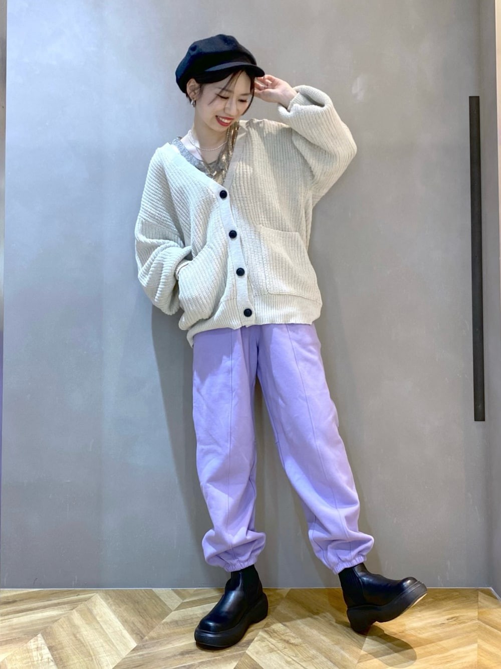 「JEANASiS、PAGEBOY、シンプルコーデ、春コーデ、カラーパンツ、スウェットパンツ、ブーツ、カーディガン、ボリューム袖、ラクチンコーデ、おしゃれさんと繋がりたい、オトナカジュアル」｜「JEANASISのハクプリントシャイニータンク/264568（タンクトップ、ゴールド系）」を使った、tagochiさん（レディース・159cm）の春コーディネートの1枚目の写真