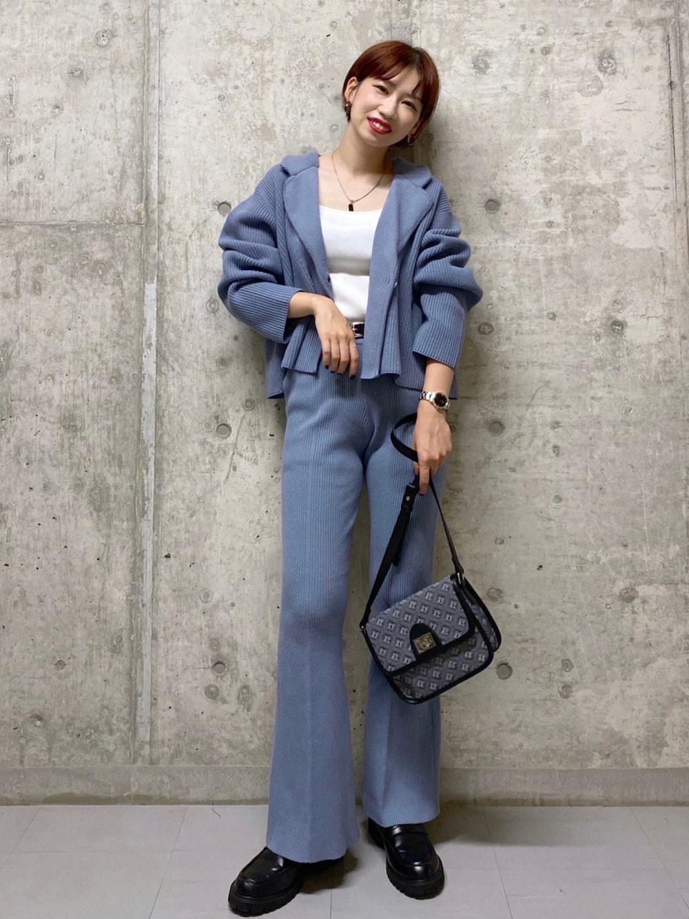 ブラック系のショルダーバッグ、ブルー系のその他パンツ、ブラック系のローファーを着用したレディースの秋コーディネートの1枚目の写真