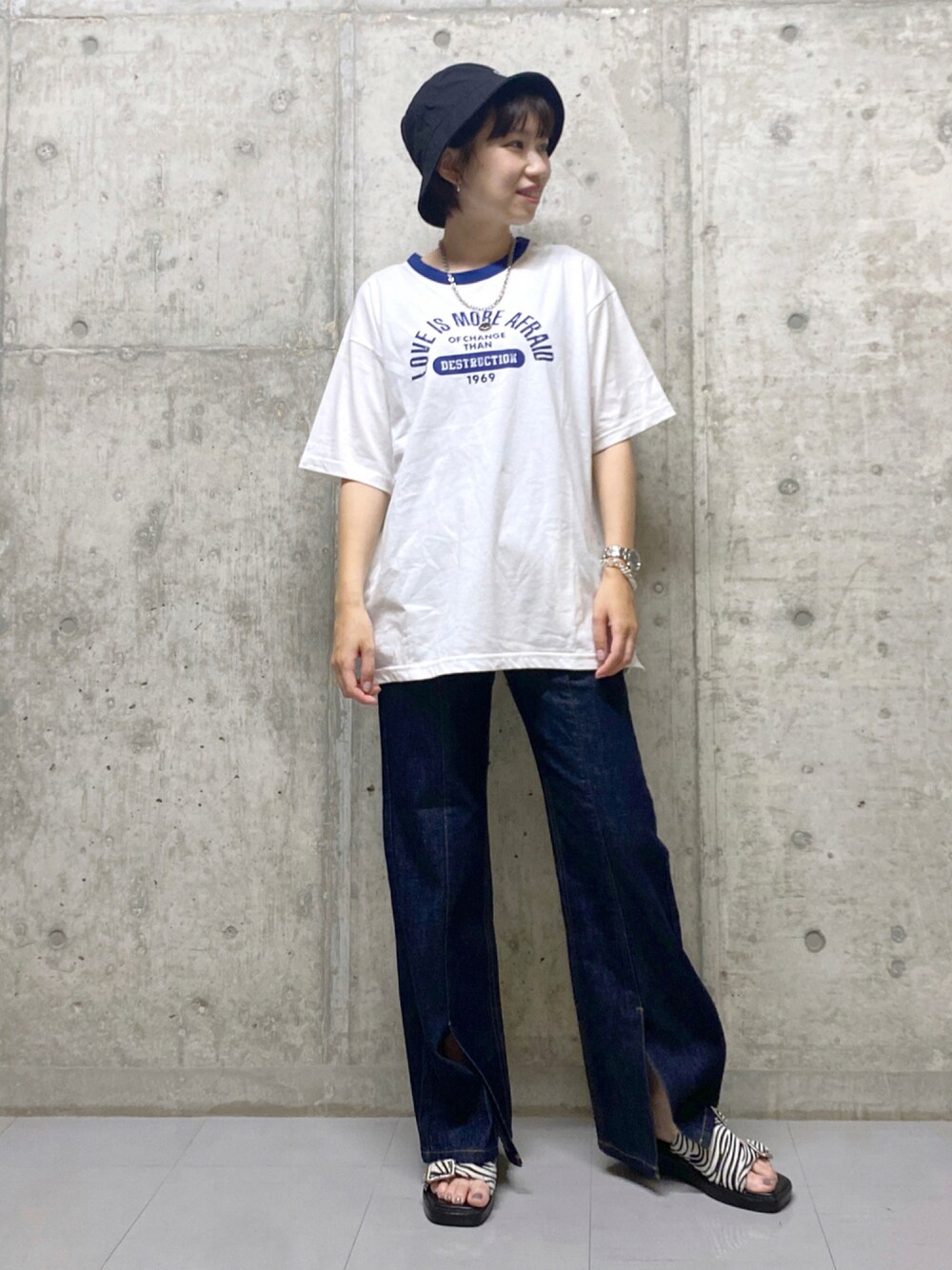 ホワイト系のTシャツ/カットソー、その他のサンダル、ブルー系のデニムパンツを着用したレディースの夏コーディネートの1枚目の写真