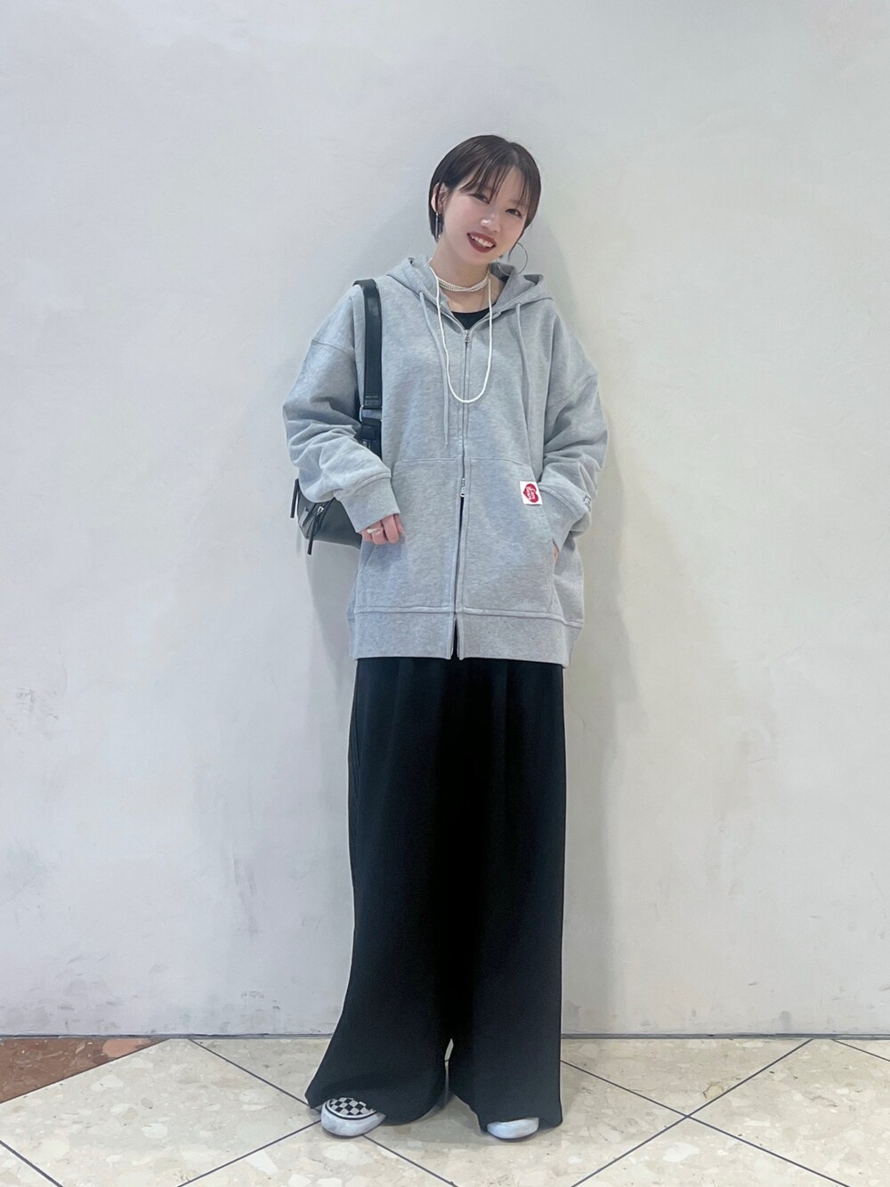 「春コーデ、パーカー、スラックス、パンツスタイル、PAGEBOY、オトナカジュアル、大人カジュアル、ワイドパンツ、シンプルコーデ、シンプル」｜「PAGEBOYのストライプMIXスラックス（スラックス、ブラック系）」を使った、tagochiさん（レディース・159cm）の春コーディネートの1枚目の写真