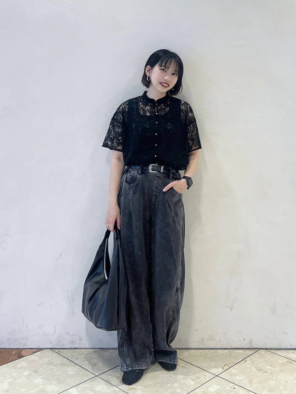 ブラック系のシャツ/ブラウス、ブラック系のトートバッグ、ブラック系のデニムパンツを着用したレディースの春コーディネートの1枚目の写真