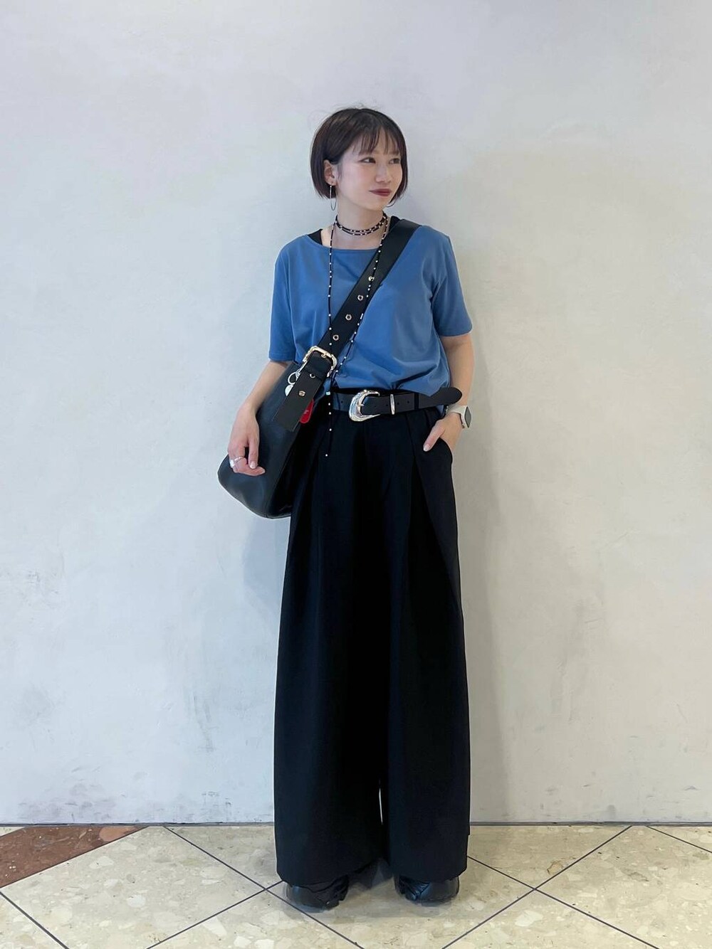 「ラフ、カジュアル、モード、スラックス、PAGEBOY、Tシャツ、春夏コーデ、大人カジュアル、スニーカー、ショルダーバッグ、eL」｜「PAGEBOYのプラットチャンキースニーカー（スニーカー、ブラック系）」を使った、tagochiさん（レディース・159cm）の春コーディネートの1枚目の写真