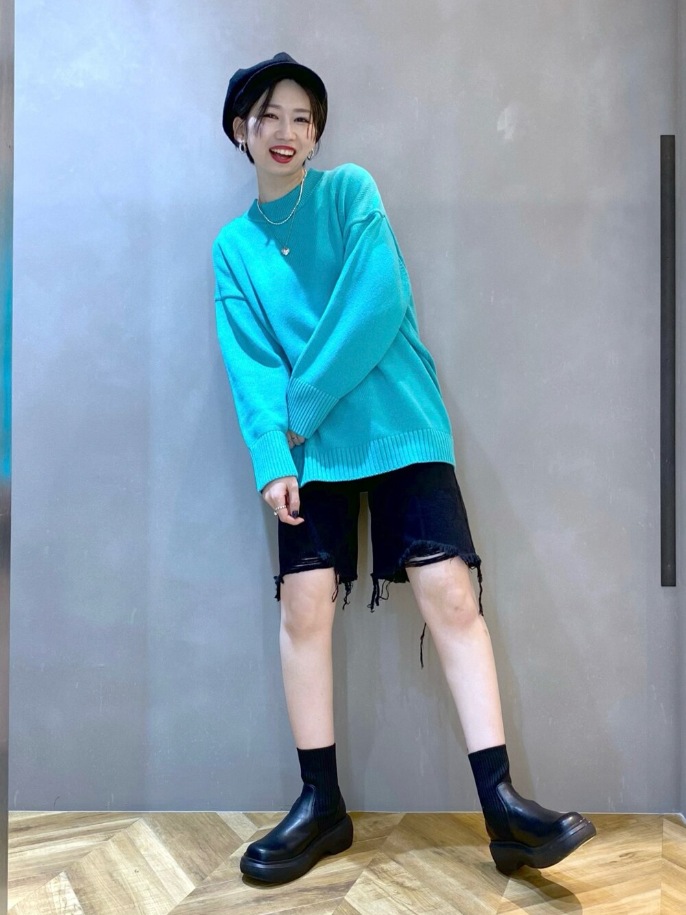 「春カラー、ブルー、春コーデ、JEANASiS、PAGEBOY、CA4LA、ブーツ、ショートパンツ、シンプルコーデ、おしゃれさんと繋がりたい、オトナ女子、モノトーン」｜「JEANASISのニットゴアアツゾコブーツ/263460（ブーツ、ブラック系）」を使った、tagochiさん（レディース・159cm）の春コーディネートの1枚目の写真
