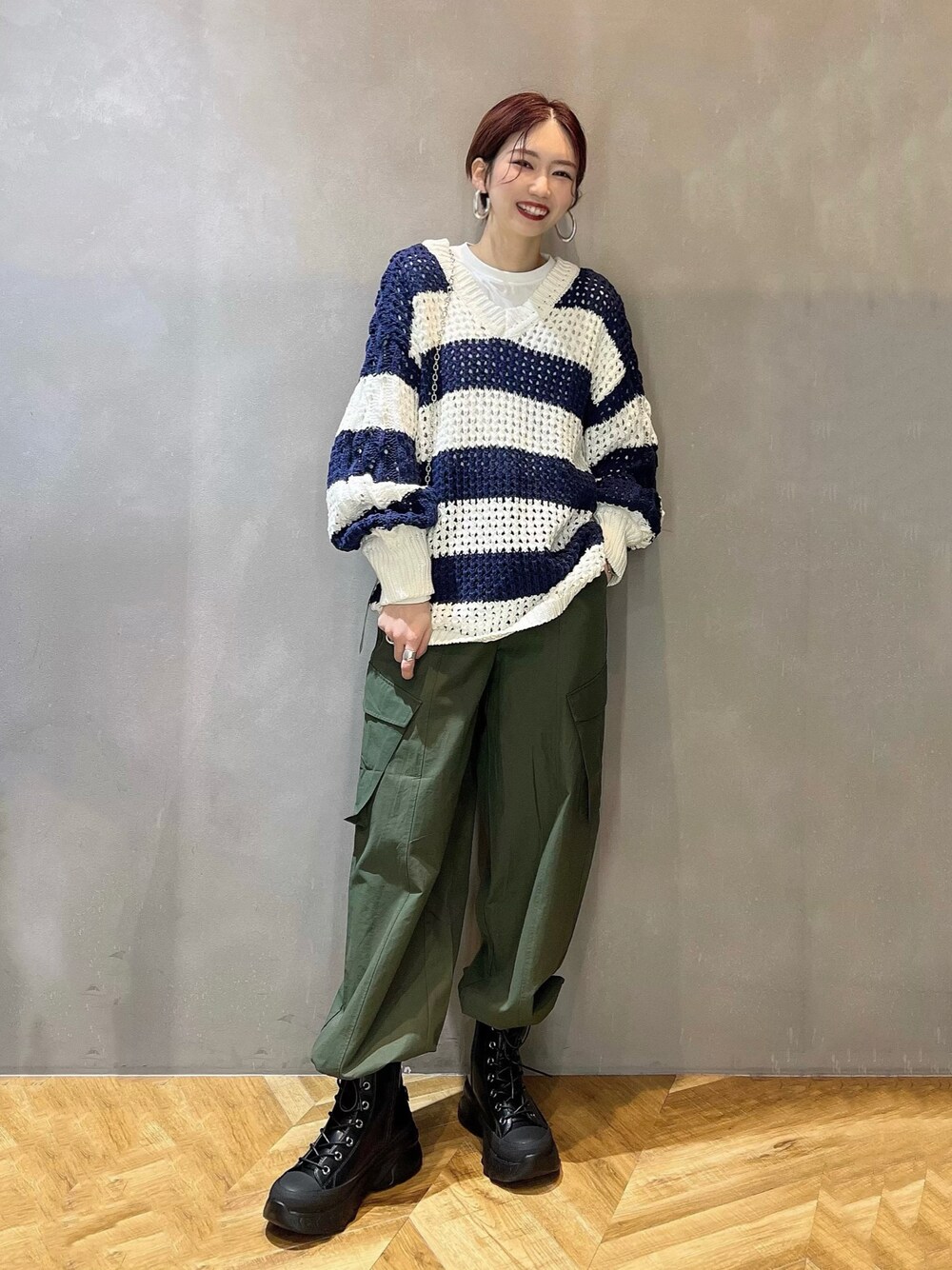 「おしゃれさんと繋がりたい、JEANASiS、オトナカジュアル、オーバーサイズ、ゆるコーデ、カーゴパンツ、オトナ女子、ニット、レイヤードスタイル、春コーデ、ボーダー、骨格ウェーブ」｜「JEANASISのレースアップスニーカーブーツ/182863（ブーツ、ブラック系）」を使った、tagochiさん（骨格ウェーブ・レディース・159cm）の冬コーディネートの1枚目の写真