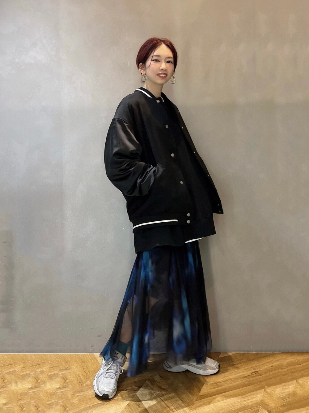 「私の推しブランド、JEANASiS、adidas、アディダス、スニーカー、スニーカーコーデ、チュールスカート、スカート、春コーデ、スウェット、お洒落さんとつながりたい、モード、スタジャン、ビッグシルエット」｜「JEANASISのサスティナブルヴィンテージウラケBIGプルオーバー/239740（スウェット、ブラック系）」を使った、tagochiさん（骨格ウェーブ・レディース・159cm）の冬コーディネートの1枚目の写真