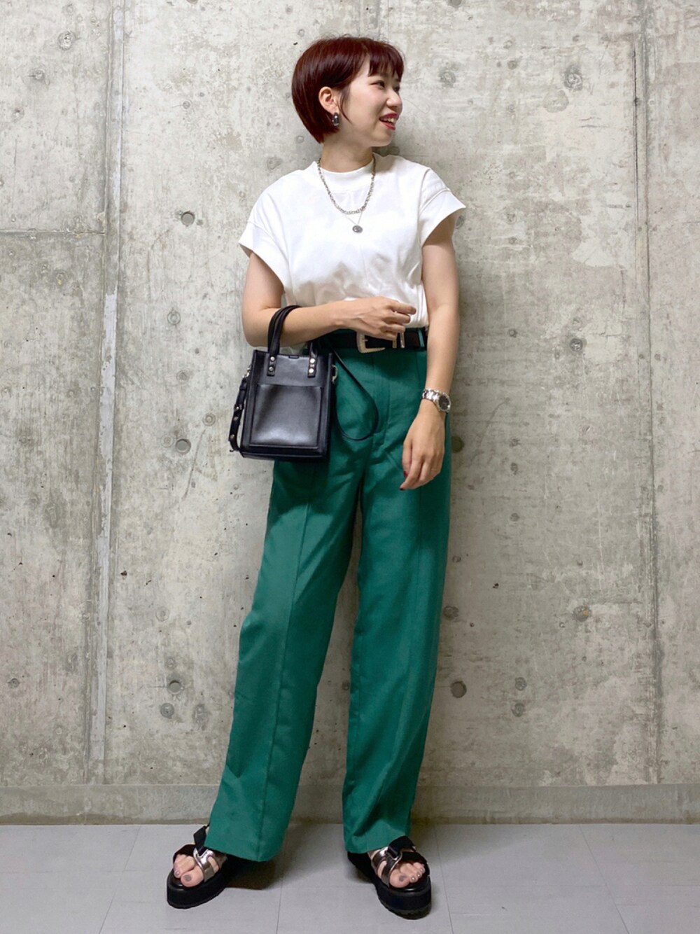 グリーン系のその他パンツ、ブラック系のショルダーバッグ、ホワイト系のTシャツ/カットソーを着用したレディースの夏コーディネートの1枚目の写真