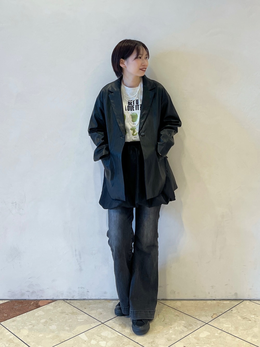 「JEANASIS、PAGEBOY、レザージャケット、春コーデ、デニム、スニーカー、モノトーン、Tシャツ、Tシャツ×デニム、ジャケット」｜「JEANASISのベルトツキフレアデニム/313001（デニムパンツ、グレー系）」を使った、tagochiさん（レディース・159cm）の春コーディネートの1枚目の写真