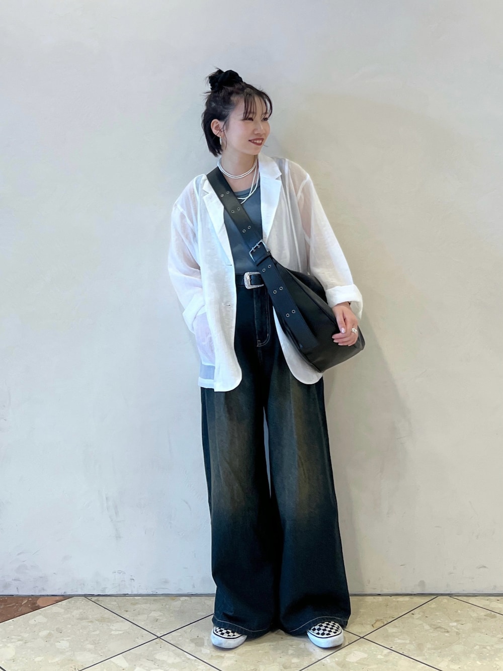 「PAGEBOYの<WEB限定サイズあり>タックデニムパンツ（デニムパンツ、ブルー系）」を使った、tagochiさん（レディース・159cm）の春コーディネートの1枚目の写真