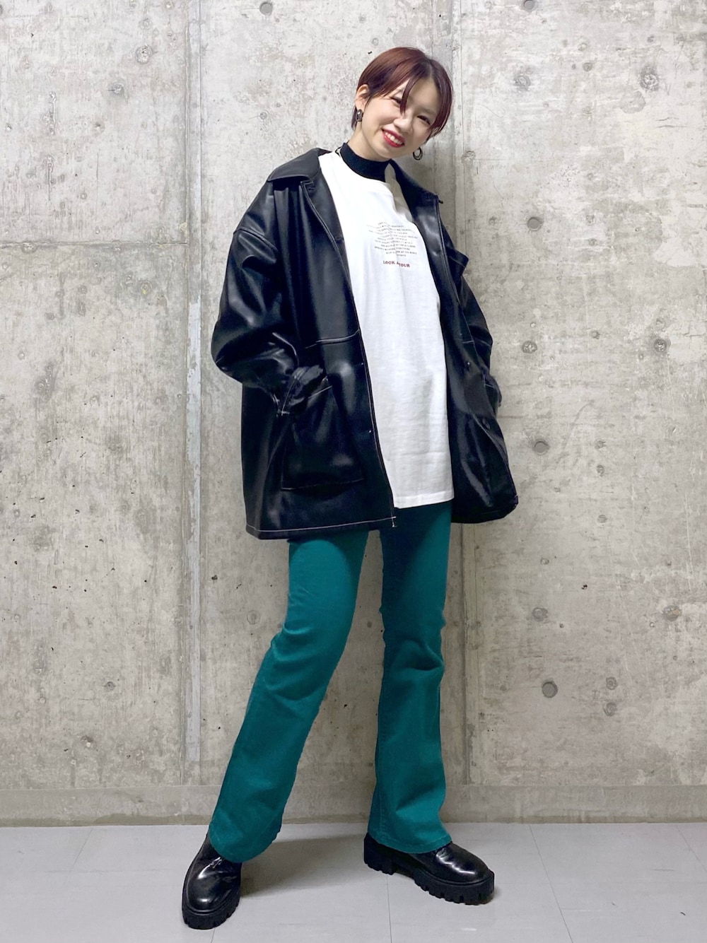 「ロゴT、シンプル、レザージャケット、カラーパンツ、モノトーン、レイヤードスタイル、タートルネック、オーバーサイズ、フレアパンツ、PAGEBOY、秋コーデ、秋冬コーデ、おしゃれさんと繋がりたい、オトナ女子、グリーン」｜「PAGEBOYのフレアフィットジーンズ（デニムパンツ、グリーン系）」を使った、tagochiさん（レディース・159cm）の秋コーディネートの1枚目の写真