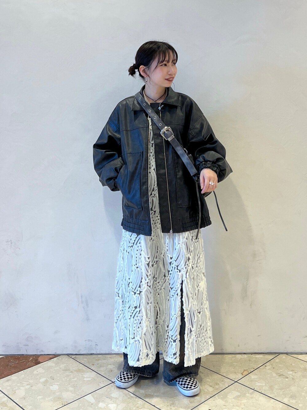 「PAGEBOY、春コーデ、ワンピース、ブルゾン、JEANASIS、デニムパンツ、キャミワンピ、レザージャケット」｜「VANSのVANS/ヴァンズ CLASSIC SLIP-ON（スニーカー、ブラック系）」を使った、tagochiさん（レディース・159cm）の冬コーディネートの1枚目の写真