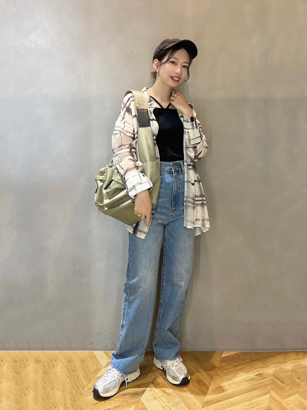 「春夏コーデ、春コーデ、デニム、デニムパンツ、スニーカー、シャツスタイル、チェックシャツ、オトナカジュアル、カジュアル、ショルダーバッグ、お出かけコーデ、JEANASiS、シアートップス」｜「JEANASISの【New Balance】MR530/125725（スニーカー、ホワイト系）」を使った、tagochiさん（骨格ウェーブ・レディース・159cm）の夏コーディネートの1枚目の写真