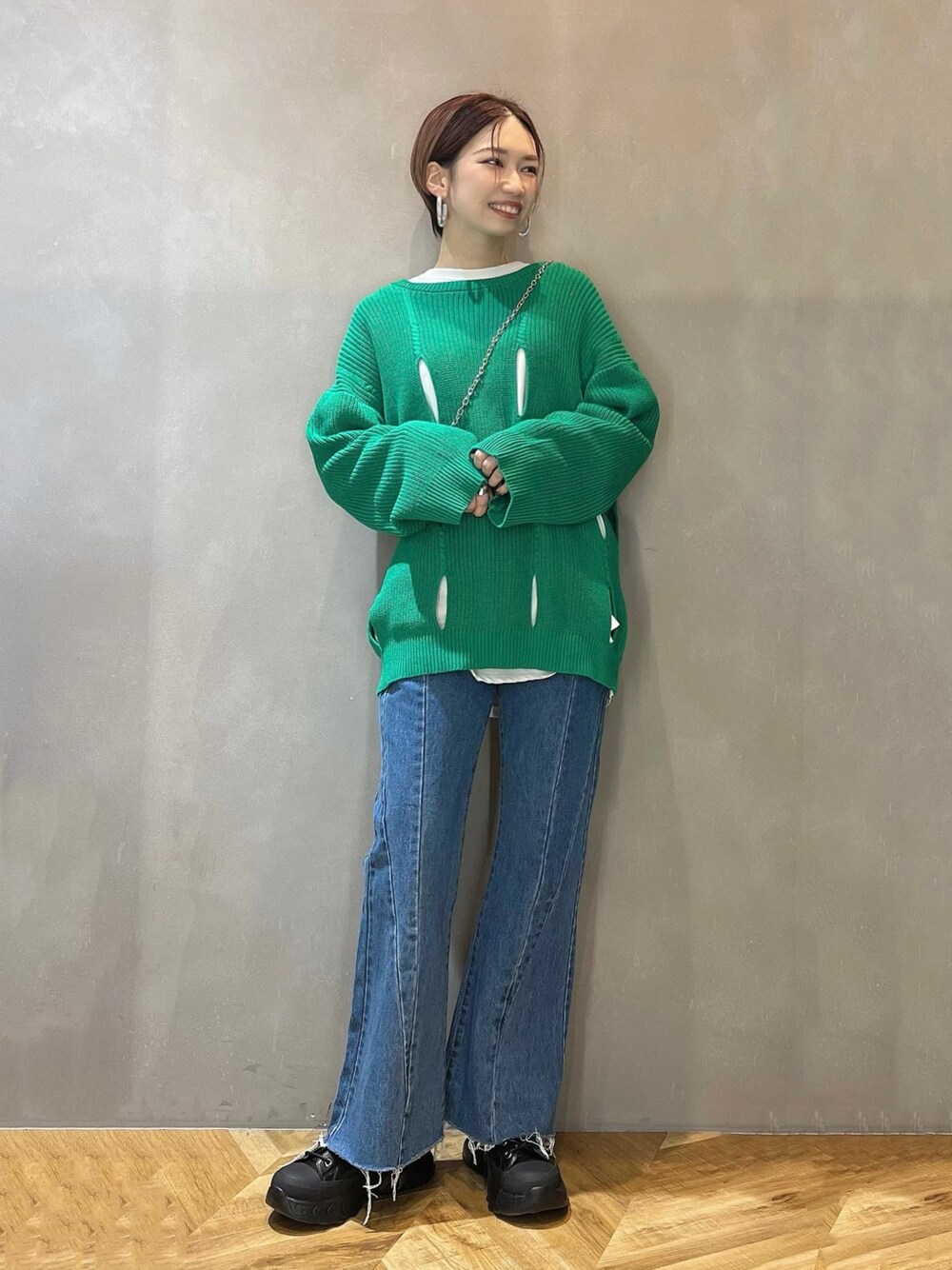 「春、ニット、グリーン、春コーデ、春カラー、カジュアルコーデ、JEANASiS、デニム、オトナカジュアル、おしゃれさんと繋がりたい、ゆるコーデ、春色」｜「JEANASISのレースアップスニーカーブーツ/182863（ブーツ、ブラック系）」を使った、tagochiさん（骨格ウェーブ・レディース・159cm）の冬コーディネートの1枚目の写真