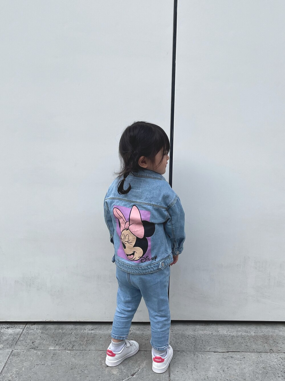 「2歳、全身デニム、Disney」｜「ZARA KIDSのアイテム（デニムジャケット、ブルー系）」を使った、☺︎︎☺︎︎yushi☺︎︎☺︎︎さん（キッズ・90cm）の春コーディネートの1枚目の写真