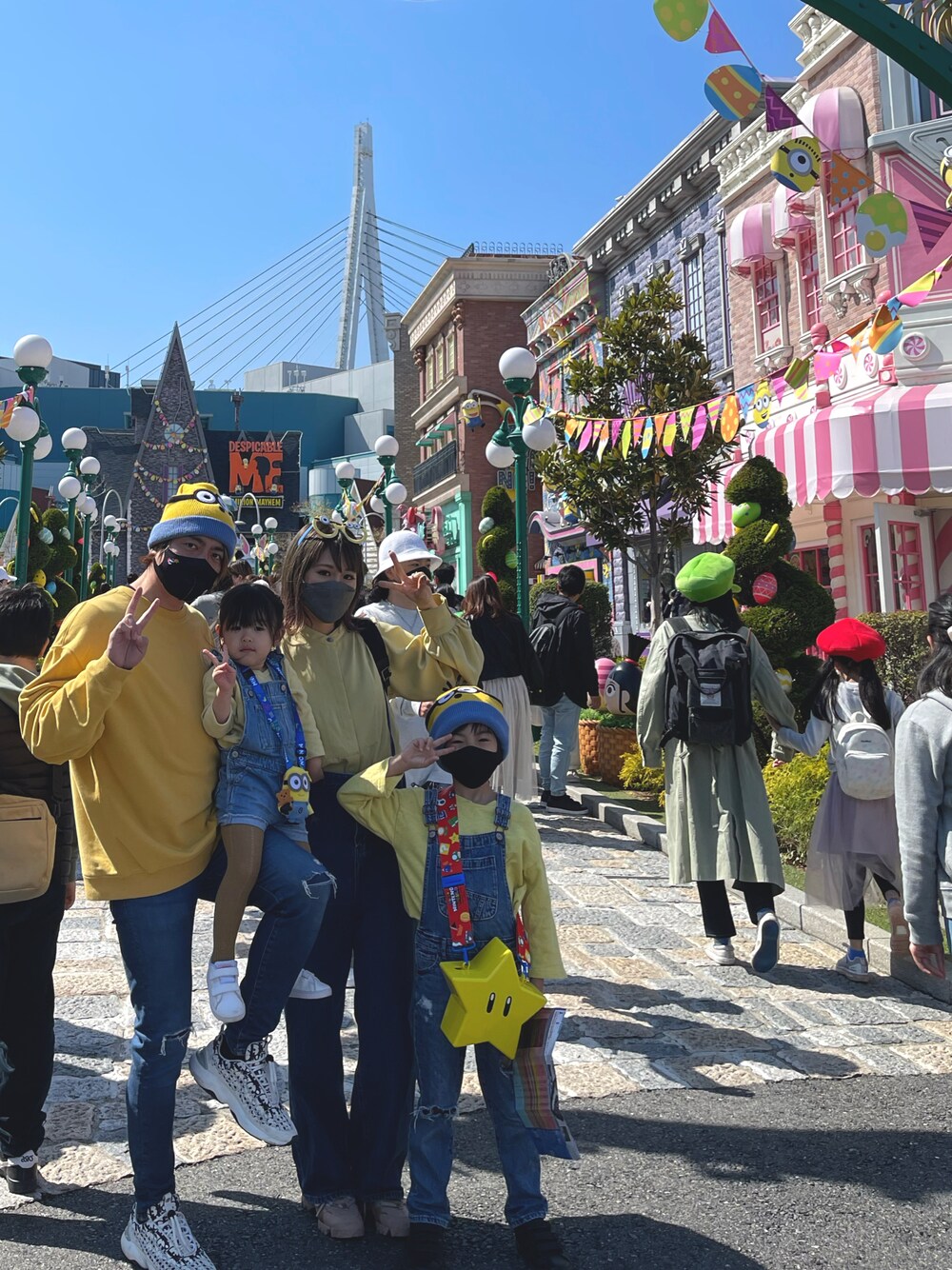「ユニバ、ミニオン、リンクコーデ、イエロー、デニム」｜「ZARA KIDSのアイテム（サロペット/オーバーオール、ブルー系）」を使った、☺︎︎☺︎︎yushi☺︎︎☺︎︎さん（キッズ・90cm）の春コーディネートの1枚目の写真
