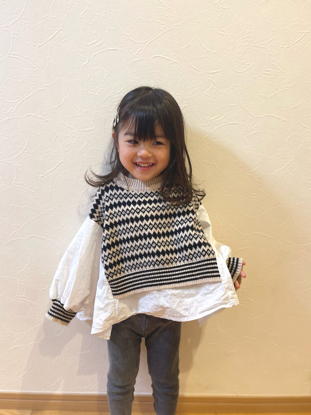 「2歳、韓国子供服、パールアクセ、ロングヘア、ニットベスト×シャツ、リブパンツ」｜「韓国ブランドのアイテム（シャツ/ブラウス、その他）」を使った、☺︎︎☺︎︎yushi☺︎︎☺︎︎さん（キッズ・90cm）の春コーディネートの1枚目の写真