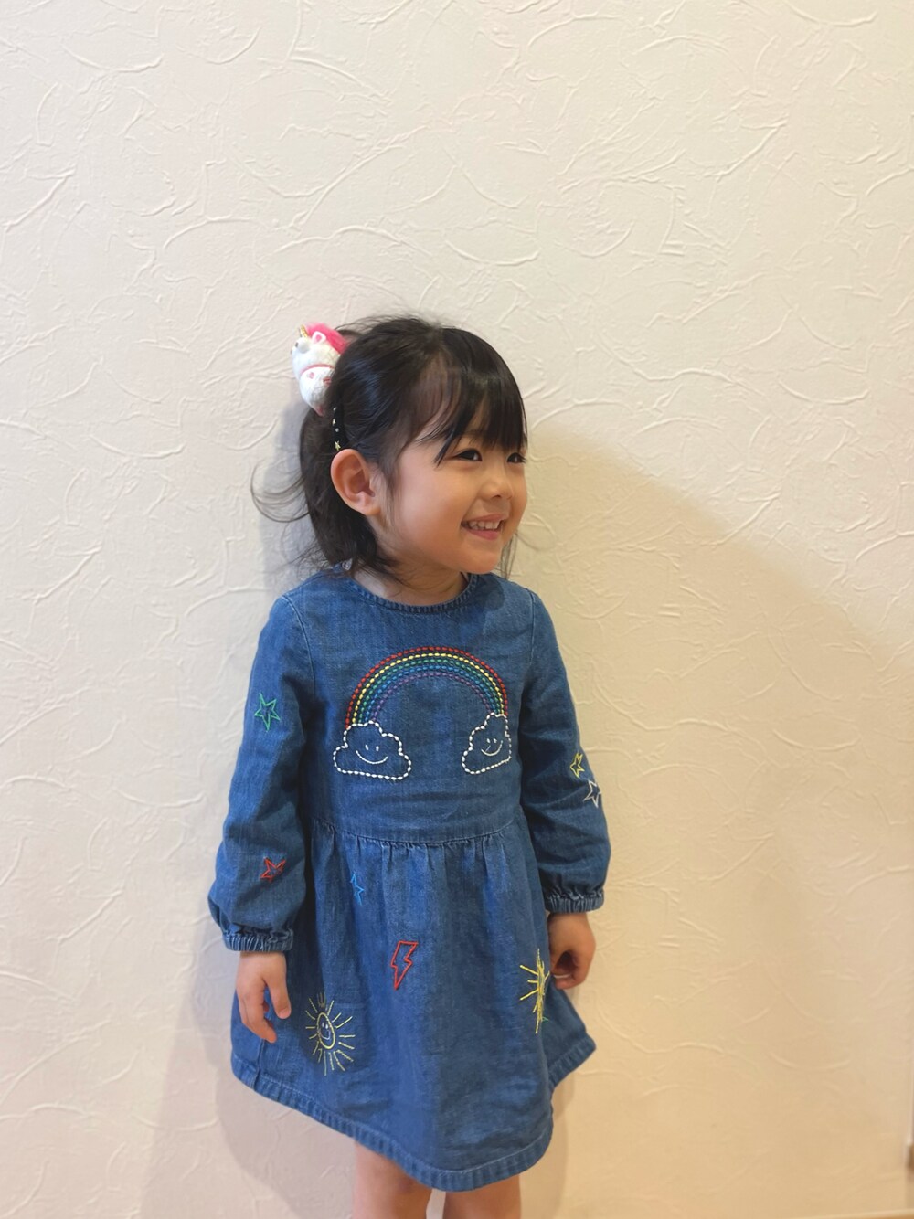 「2歳、デニムワンピース、ユニコーン、ポニーテール」｜「STELLA McCARTNEYのアイテム（ワンピース、ブルー系）」を使った、☺︎︎☺︎︎yushi☺︎︎☺︎︎さん（キッズ・90cm）の春コーディネートの1枚目の写真
