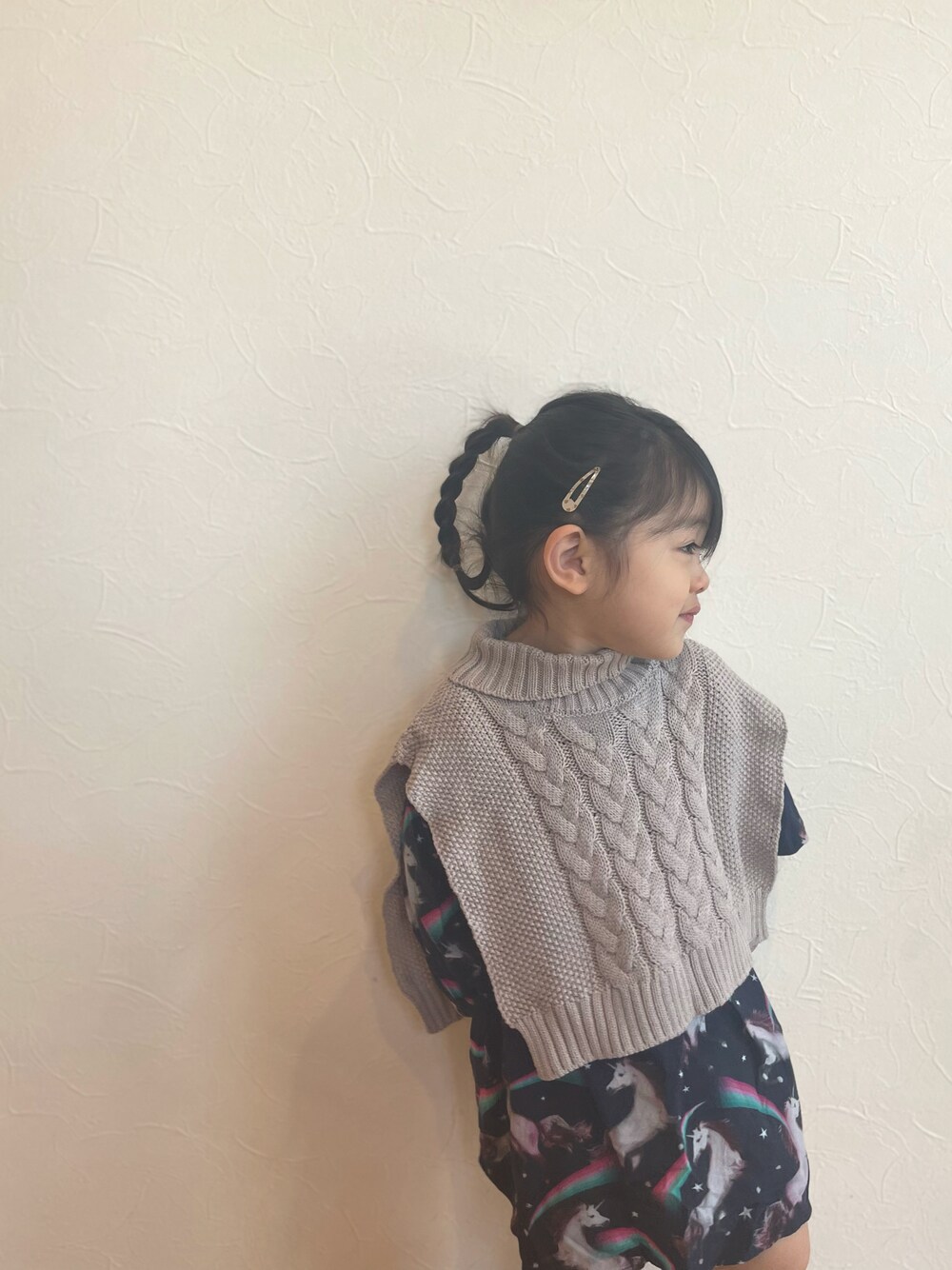 「2歳、ニットベスト、三つ編みポニーテール、大好き、ユニコーン」｜「apres les coursのアイテム（ベスト、ベージュ系）」を使った、☺︎︎☺︎︎yushi☺︎︎☺︎︎さん（キッズ・90cm）の春コーディネートの1枚目の写真