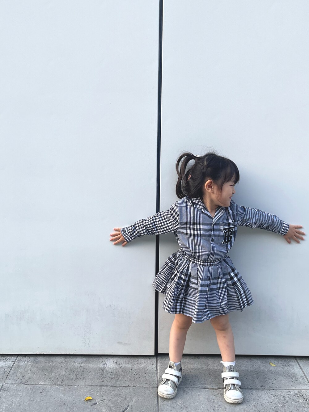 「3歳、チェック、シャツワンピ、プチプラ、BURBERRY」｜「BURBERRYのアイテム（シャツワンピース、グレー系）」を使った、☺︎︎☺︎︎yushi☺︎︎☺︎︎さん（キッズ・90cm）の春コーディネートの1枚目の写真