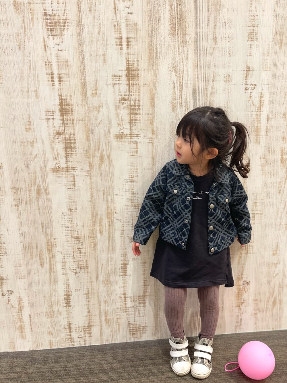 「2歳、デニムジャケット、ポニーテール、風船、襟フリル、見えないけど」｜「baby diorのアイテム（スニーカー、その他）」を使った、☺︎︎☺︎︎yushi☺︎︎☺︎︎さん（キッズ・90cm）の春コーディネートの1枚目の写真