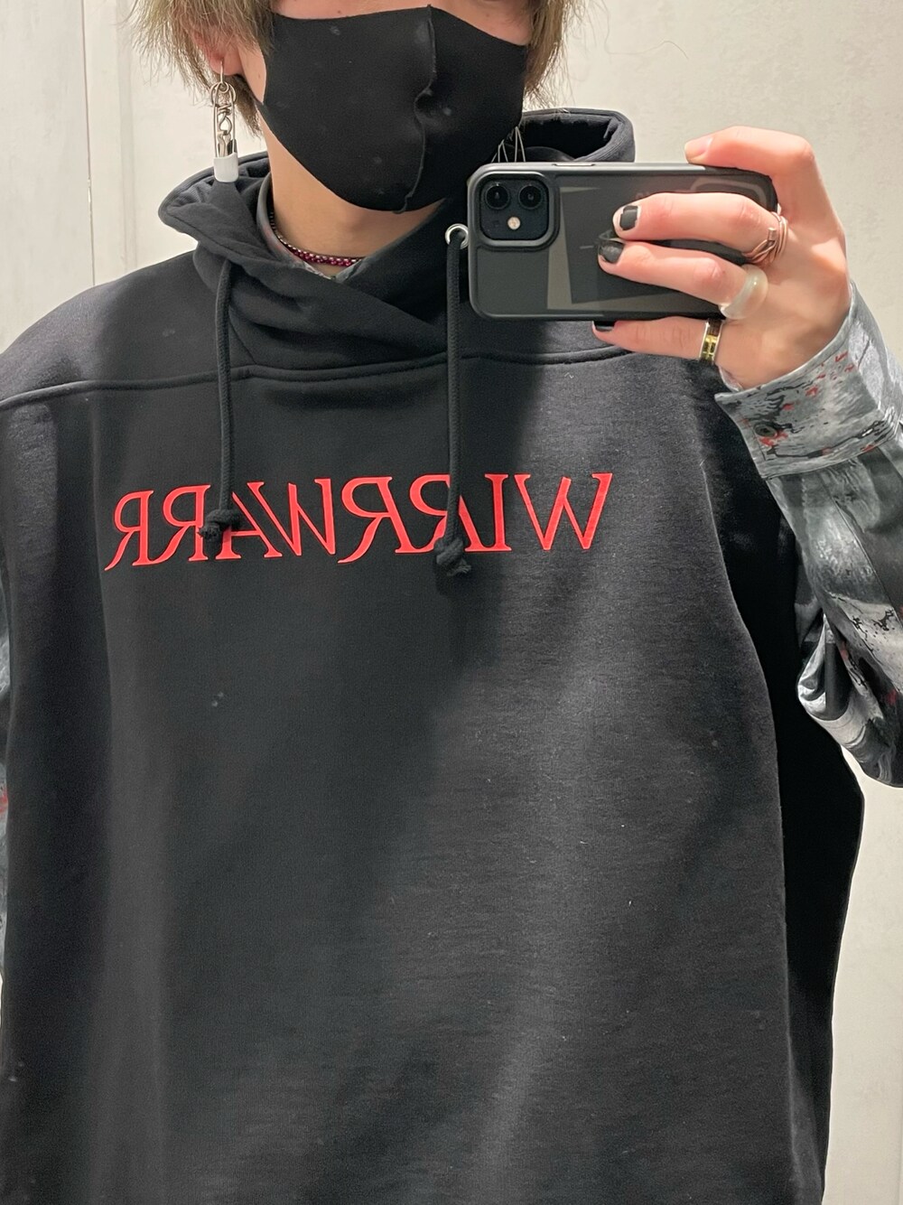 「ROYAL FLASH、JOHN LAWRENCE SULLIVAN、休日コーデ、大人カジュアル、ゆるコーデ、オーバーサイズ、ootd、モノトーン、シャツスタイル、パーカー、黒、ビックシルエット」｜「JOHN LAWRENCE SULLIVANの"WIRRWARR" SLEEVELESS HOODIE（スウェット、ブラック系）」を使った、O.Hirotoさん（メンズ・175cm）の春コーディネートの1枚目の写真
