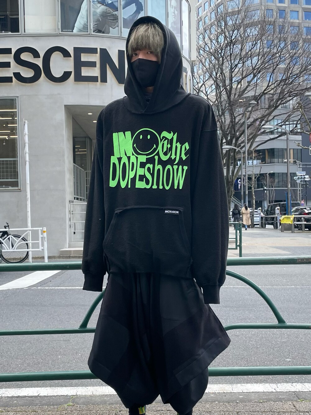 「ROYAL FLASH、bodysong.、大人カジュアル、休日コーデ、ゆるコーデ、春服、オーバーサイズ、ootd、春コーデ、きれいめカジュアル、モノトーン、ラクチンコーデ、パーカー、ビッグシルエット」｜「bodysong.の【別注】BODYSONG./ボディソング/HOODIE（パーカー、ブラック系）」を使った、O.Hirotoさん（メンズ・175cm）の春コーディネートの1枚目の写真