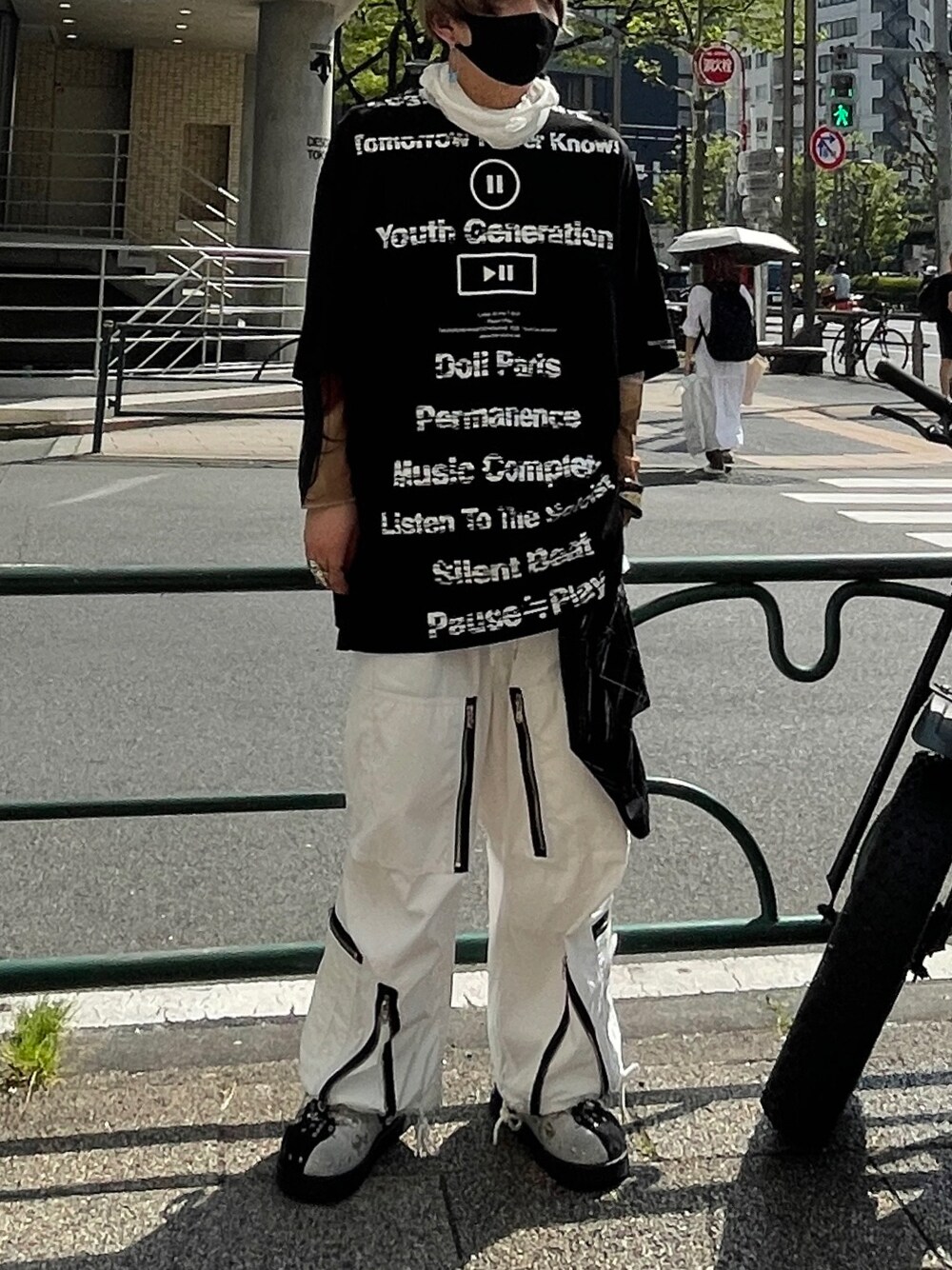 「ROYAL FLASH、TAKAHIROMIYASHITA The SoloIst.、シンプルコーデ、休日スタイル、ワイドパンツ、ラフ、モノトーン、ブラック、モード、ootd、outfit」｜「TAKAHIROMIYASHITATheSoloIst.のアイテム（Tシャツ/カットソー、ブラック系）」を使った、O.Hirotoさん（メンズ・175cm）の春コーディネートの1枚目の写真