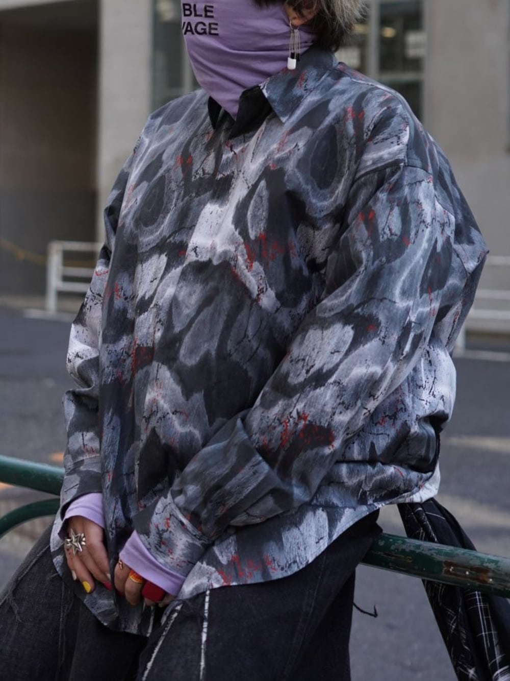 「ROYAL FLASH、JOHN LAWRENCE SULLIVAN、シンプルコーデ、カジュアルコーデ、大人コーデ、春コーデ、春、モノトーン、モード、ブラック、black、ootd、outfit」｜「JOHN LAWRENCE SULLIVANのJOHN LAWRENCE SULLIVAN/ジョンローレンスサリバン/PRINTED BROADCLOTH OVERSIZED SHIRT（シャツ/ブラウス、ブラック系）」を使った、O.Hirotoさん（メンズ・175cm）の春コーディネートの1枚目の写真