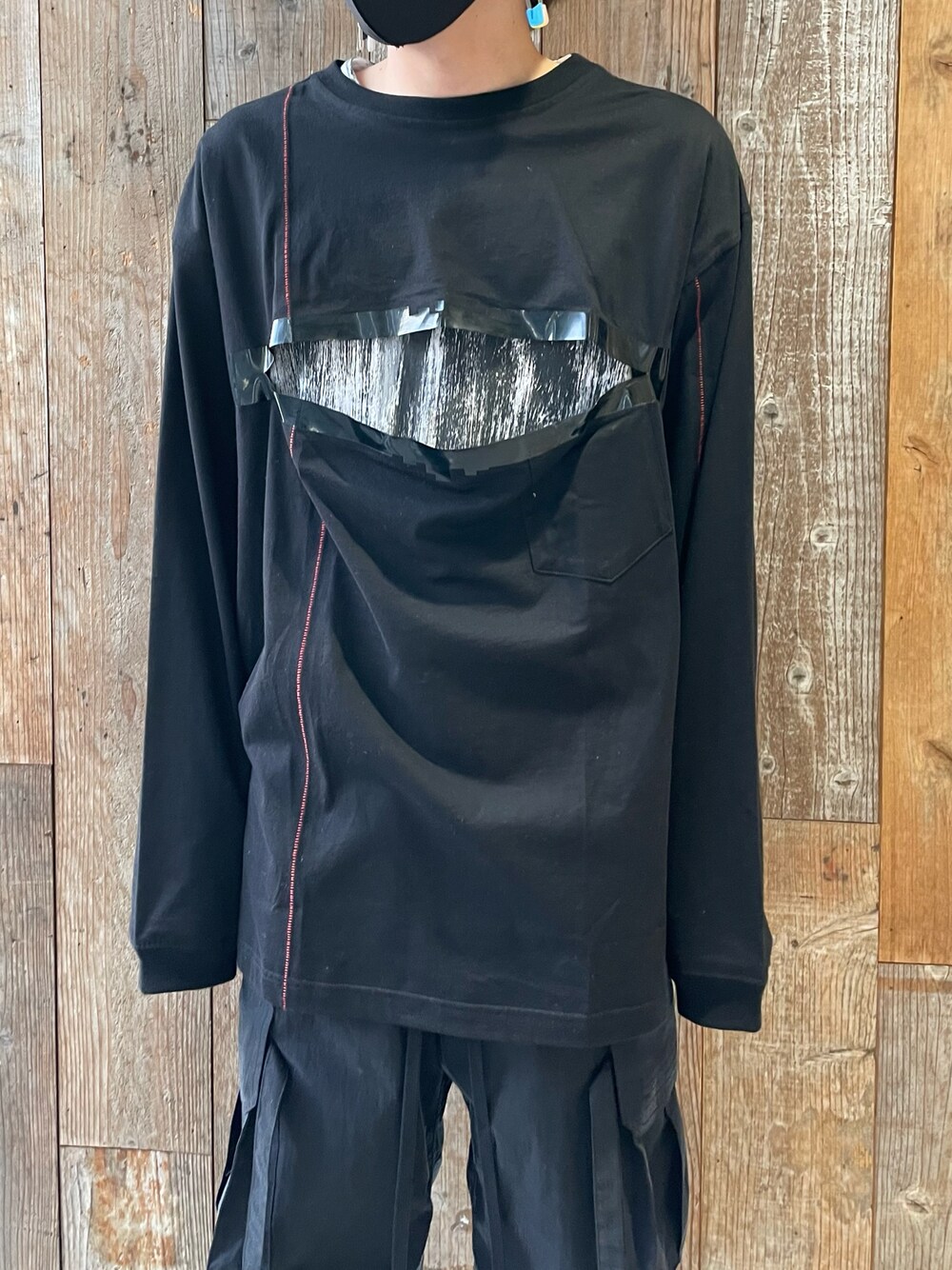 「ROYAL FLASH、TAKAHIROMIYASHITA The SoloIst.、ctls、休日スタイル、ゆるコーデ、今日のコーデ、オーバーサイズ、ootd、outfit、春コーデ、カジュアル、ストリート、ブラック、モード、black」｜「TAKAHIROMIYASHITATheSoloIst.のアイテム（Tシャツ/カットソー、ブラック系）」を使った、O.Hirotoさん（メンズ・175cm）の春コーディネートの1枚目の写真