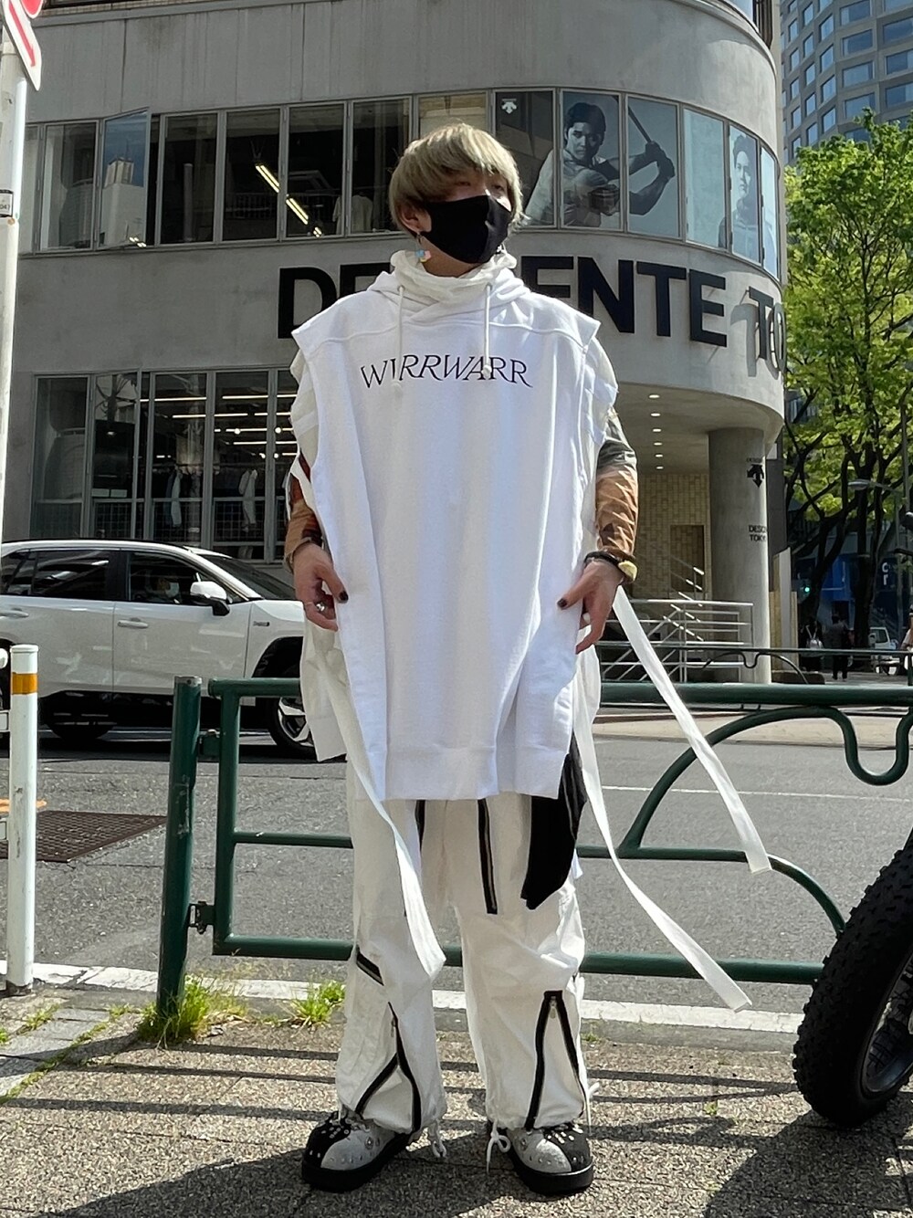 「ROYAL FLASH、JOHN LAWRENCE SULLIVAN、シンプルコーデ、休日スタイル、ワイドパンツ、ラフ、大人カジュアル、ootd、ワントーンコーデ」｜「JOHN LAWRENCE SULLIVANの"WIRRWARR" SLEEVELESS HOODIE（スウェット、ホワイト系）」を使った、O.Hirotoさん（メンズ・175cm）の春コーディネートの1枚目の写真
