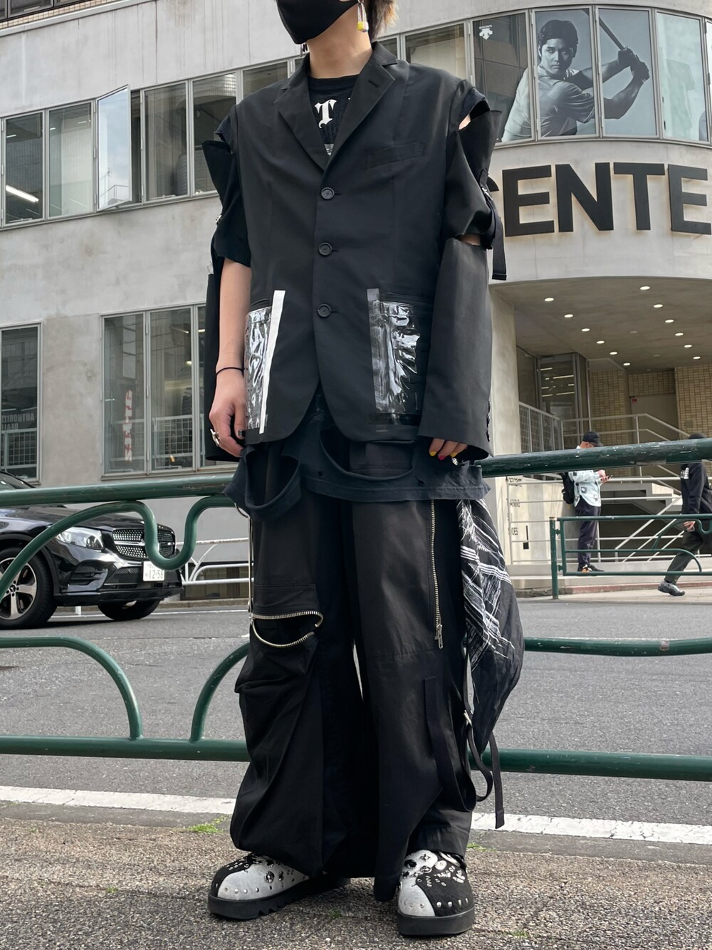 「ROYAL FLASH、TAKAHIROMIYASHITA The SoloIst.、ALMOSTBLACK、大人カジュアル、ブラック、ワイドパンツ、今日のコーデ、キレイめ、きれいめカジュアル、韓国ファッション、モノトーンコーデ、ootd、black、fashion」｜「ALMOSTBLACKのアイテム（パンツ、ブラック系）」を使った、O.Hirotoさん（メンズ・175cm）の春コーディネートの1枚目の写真