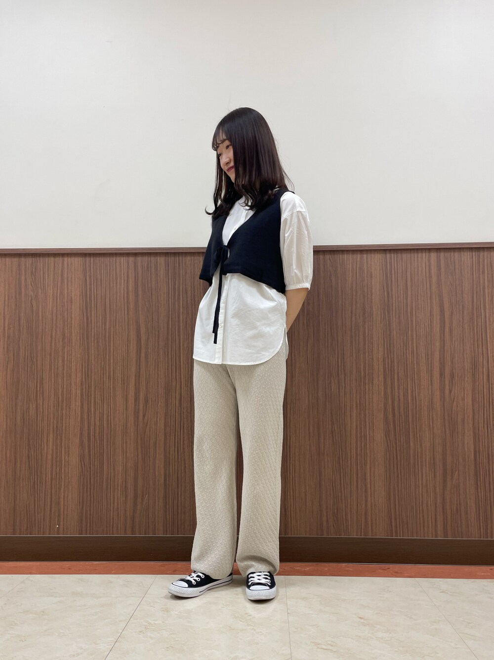 ベージュ系のその他パンツ、ホワイト系のその他トップスを着用したレディースの夏コーディネートの1枚目の写真