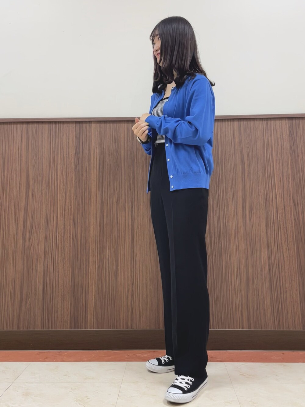 ブルー系のカーディガン/ボレロ、ブラック系のスラックスを着用したレディースの夏コーディネートの1枚目の写真