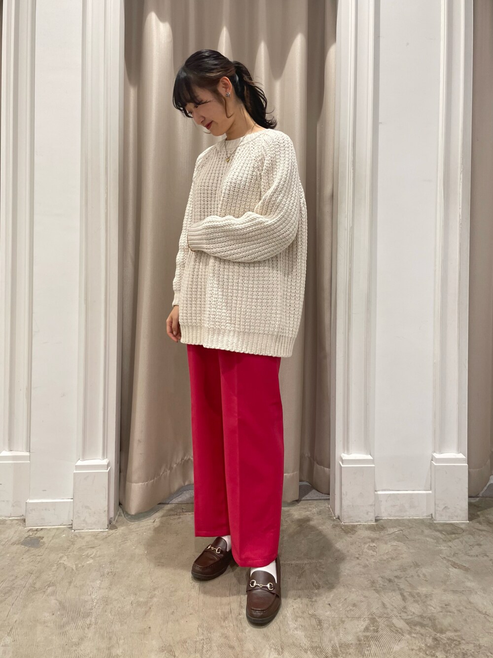 ホワイト系のニット/セーター、ピンク系のスラックスを着用したレディースの秋コーディネートの1枚目の写真