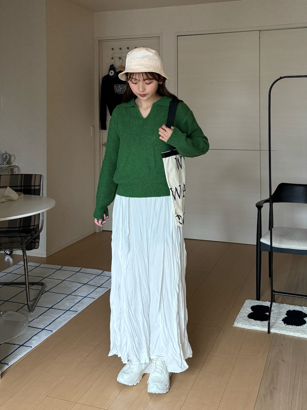 「春ファッション、レイヤードスタイル、キャミワンピース、ニット、カラーニット、スニーカー、バケハ、バケットハット、カジュアルコーデ、きれいめカジュアル」｜「DHOLICのアイテム（ジャケット/アウター、ブラック系）」を使った、ゆづきさん（レディース・160cm）の春コーディネートの1枚目の写真