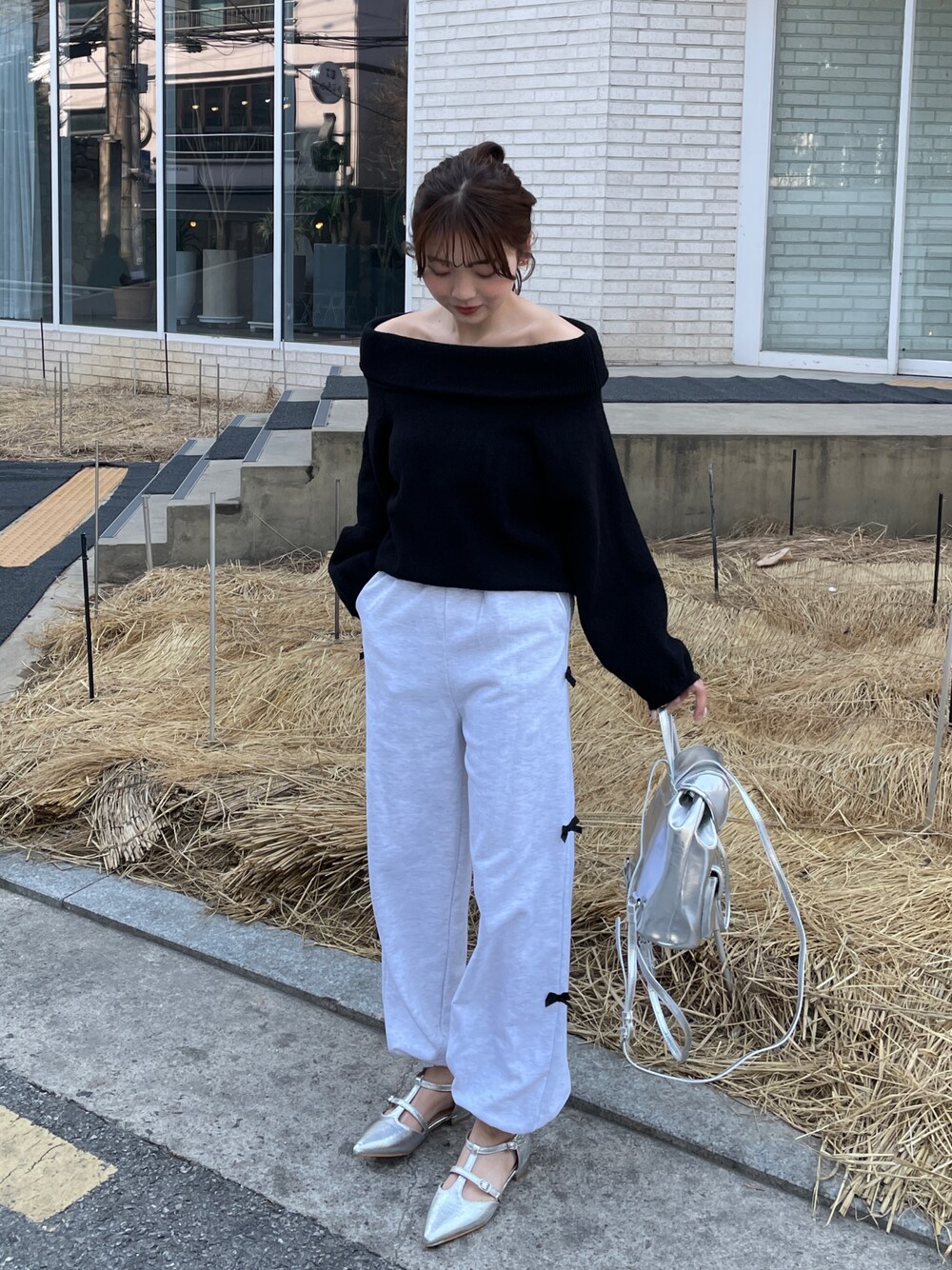 「春服、大人コーデ、お出かけコーデ、カジュアルコーデ、大人かわいい、休日スタイル、きれいめカジュアル、パンプス、春シューズ、シルバー、オフショル、スウェット、スウェットパンツ」｜「DHOLICのアイテム（トップス、ブラック系）」を使った、ゆづきさん（レディース・160cm）の春コーディネートの1枚目の写真