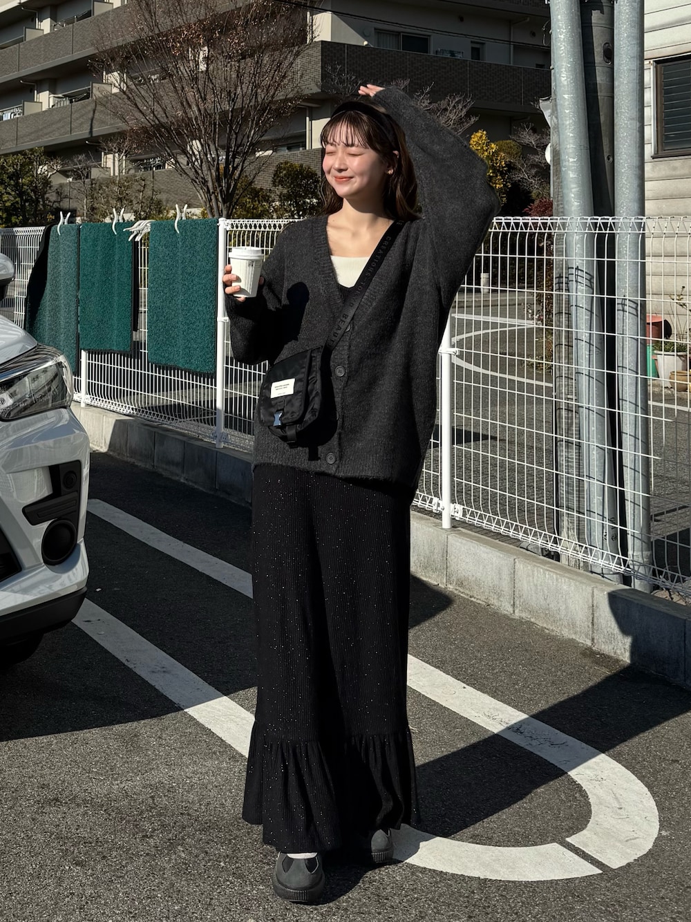 「真冬のあったかスタイル、ニットワンピース、ワンピース、マーメイドスカート、ニット、カーディガン、スニーカー、大人かわいい、カジュアルコーデ、カジュアルガーリー、シンプルスタイル、大人カジュアル」｜「Bonjour Saganのニットカーディガン（カーディガン/ボレロ、グレー系）」を使った、ゆづきさん（レディース・160cm）の冬コーディネートの1枚目の写真