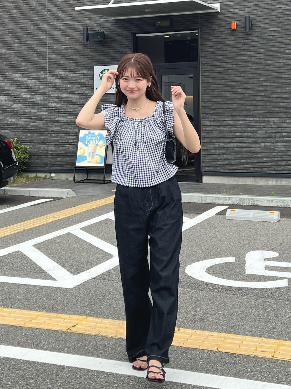 「夏コーデ、休日スタイル、お出かけコーデ、ギンガムチェック、サンダル、プチプラ、きれいめカジュアル、ブラウス、モノトーン」｜「DHOLICのギンガムチェックフリルブラウス（シャツ/ブラウス、ブラック系）」を使った、ゆづきさん（レディース・160cm）の夏コーディネートの1枚目の写真