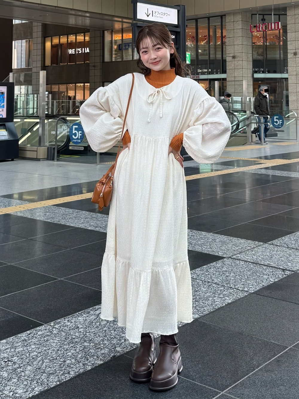 「今日のコーデ、春カラー、春コーデ、差し色コーデ、ワンピース、差し色、キレイめ、オトナカワイイ、ラフ、楽チンコーデ、ベージュコーデ、淡色コーデ」｜「Kastaneのボリュームソールミドルブーツ（ブーツ、ブラウン系）」を使った、ゆづきさん（レディース・160cm）の春コーディネートの1枚目の写真