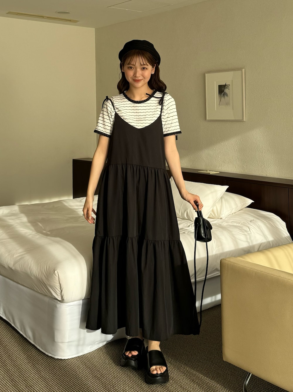 「シンプルコーデ、キャミワンピ、ボーダー、ベレー帽、厚底シューズ、厚底サンダル、モノトーン、デートコーデ、きれいめカジュアル、カジュアルガーリー、フレンチガーリー」｜「DHOLICのアイテム（ジャケット/アウター、ベージュ系）」を使った、ゆづきさん（レディース・160cm）の春コーディネートの1枚目の写真