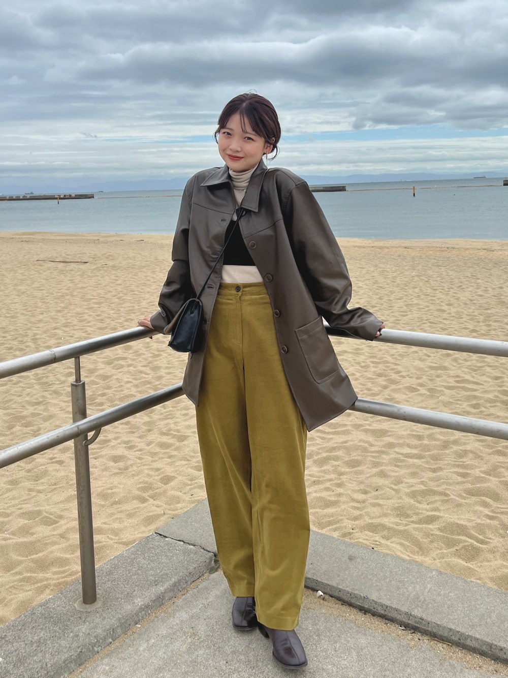 「秋ルック紹介するよ、秋服、秋カラー、今日のコーデ、オトナ女子、レザージャケット、コーデュロイ、大人カジュアル、プチプラ、韓国ファッション、休日スタイル、大人コーデ」｜「SENSE OF PLACE by URBAN RESEARCHのスクエアトウセンターシームストレッチローブーツ（ブーツ、ブラウン系）」を使った、ゆづきさん（レディース・160cm）の秋コーディネートの1枚目の写真