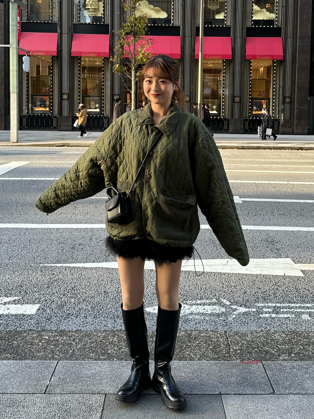 「秋冬コーデ、冬コーデ、ファー、ショートパンツ、ショルダーバッグ、ロングブーツ、カジュアルコーデ、カジュアルガーリー、きれいめカジュアル」｜「DHOLICのアイテム（ジャケット/アウター、ベージュ系）」を使った、ゆづきさん（レディース・160cm）の冬コーディネートの1枚目の写真