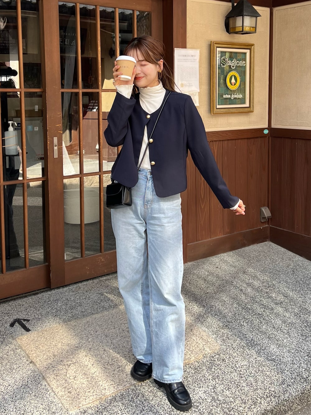 「重ね着ベストシーズン、秋のコーデ、秋服、シンプルコーデ、デニム、ローファー、ジャケット、ワントーンコーデ、シンプルスタイル、きれいめカジュアル」｜「DHOLICのストレートデニムパンツ（デニムパンツ、ブルー系）」を使った、ゆづきさん（レディース・160cm）の秋コーディネートの1枚目の写真