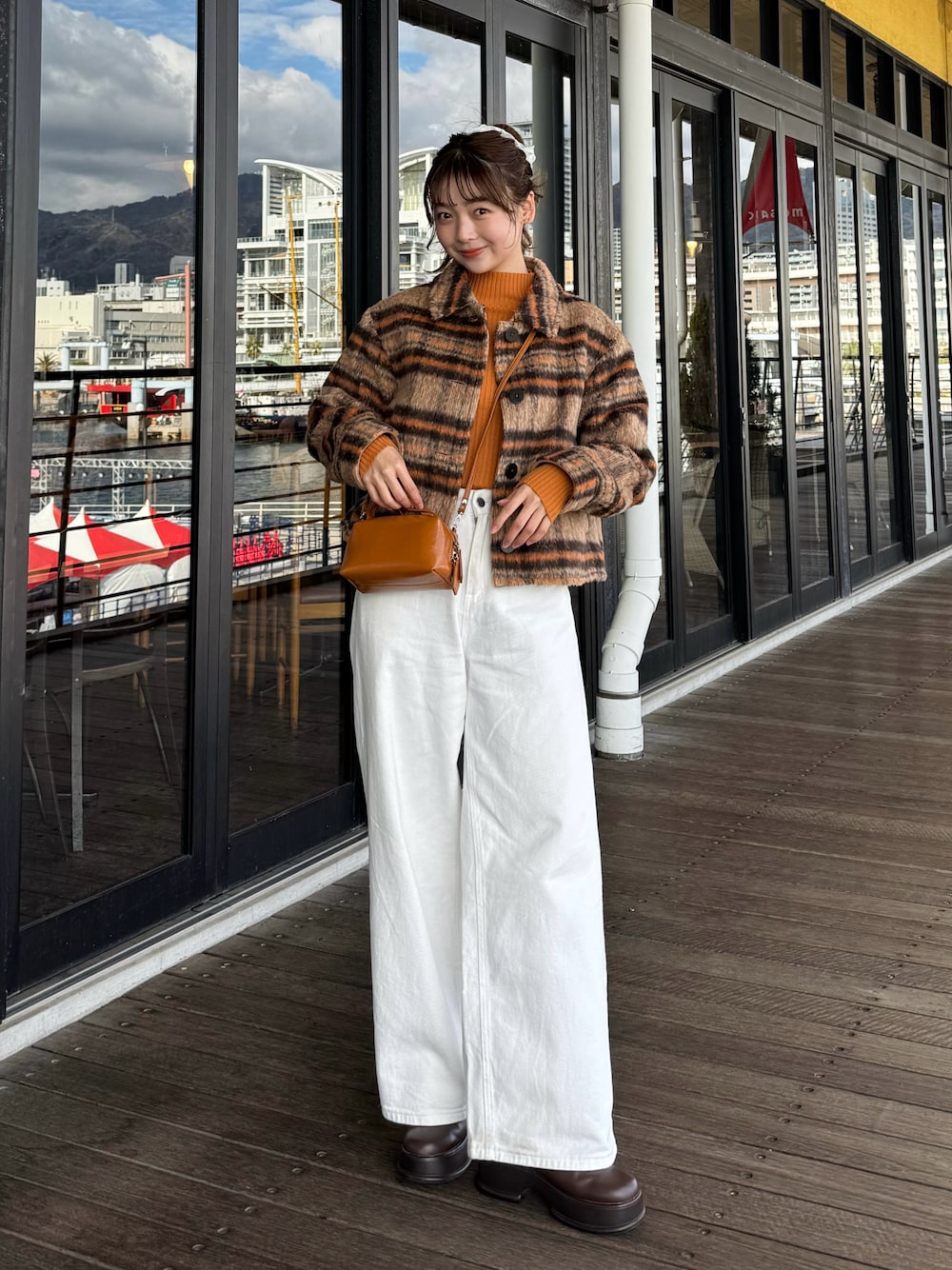 「GU、真冬のあったかスタイル、チェック、ジャケット、プチプラ、冬コーデ、カジュアルコーデ、きれいめカジュアル、ブラウン、淡色コーデ、カジュアルスタイル」｜「Kastaneのボリュームソールミドルブーツ（ブーツ、ブラウン系）」を使った、ゆづきさん（レディース・160cm）の冬コーディネートの1枚目の写真