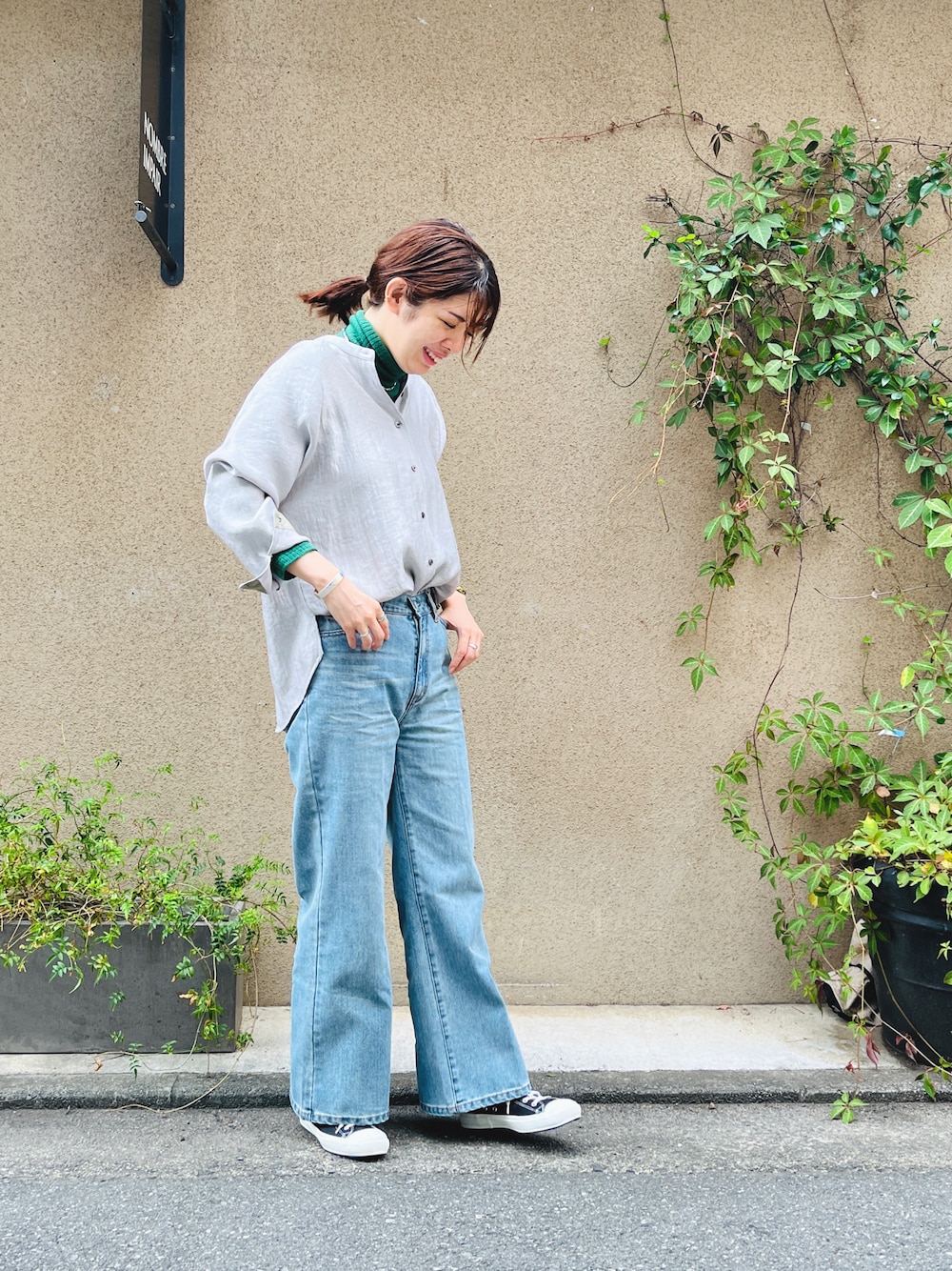 「高身長コーデ、サテンシャツ、デニムパンツ、秋物準備はじめました、スニーカーコーデ、シルバー、バンドカラーシャツ、オトナ女子、休日スタイル」｜「NOMBRE IMPAIRのグロッシーツイル　ドルマンシャツ（シャツ/ブラウス、シルバー系）」を使った、tsurumi.さん（レディース・165cm）の秋コーディネートの1枚目の写真