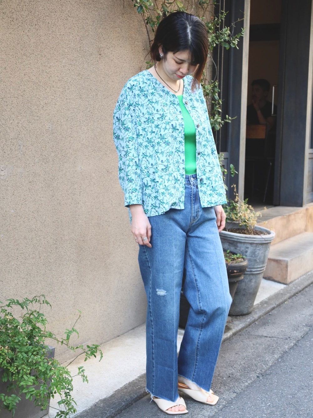 「春服、高身長コーデ、花柄シャツ、花柄ブラウス、サックスブルー、デニムコーデ、フラワープリント、水色、休日スタイル」｜「NOMBRE IMPAIRのwater color flower　羽織ブラウス（シャツ/ブラウス、ブルー系）」を使った、tsurumi.さん（レディース・165cm）の春コーディネートの1枚目の写真