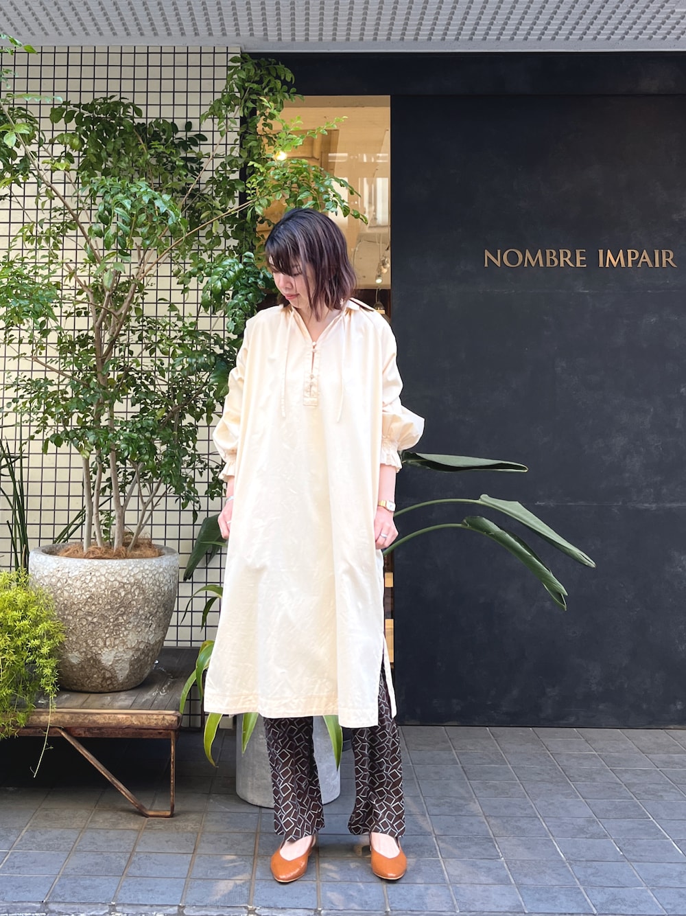 「カジュアル、春コーデ、大人カジュアル、パンツスタイル、ベージュ、高身長コーデ、ワンピース、柄パンツ、マタニティ」｜「NOMBRE IMPAIRのエジプト綿サテン　タイ付きワンピース（ワンピース、ホワイト系）」を使った、tsurumi.さん（レディース・165cm）の春コーディネートの1枚目の写真